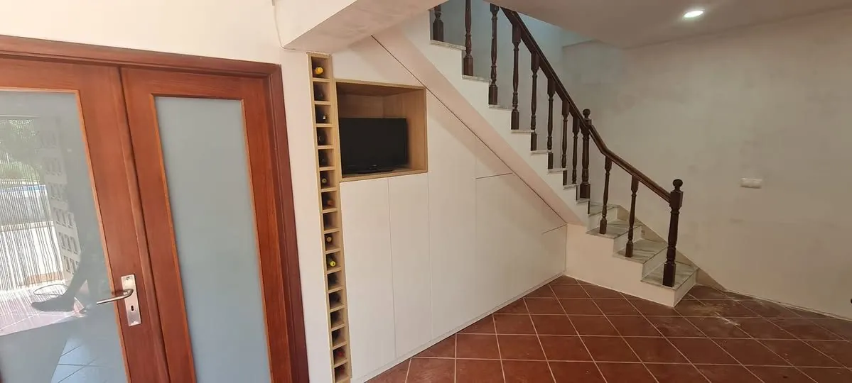 Arrumação por medida no vão de escada