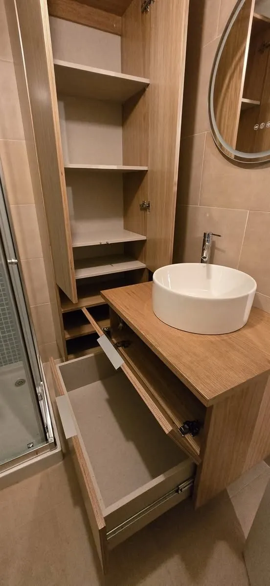 Móvel de casa de banho com gaveta aberta