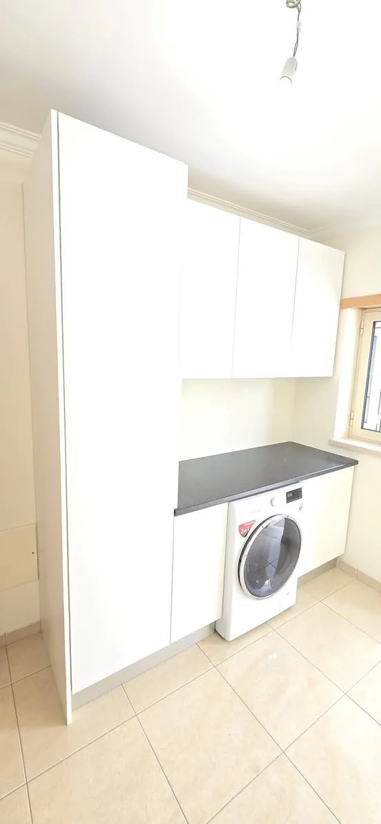 Armário de lavandaria com espaço para a máquina de lavar