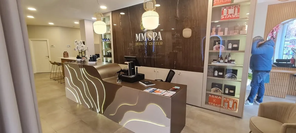Balcão de receção em spa com painel em pedra