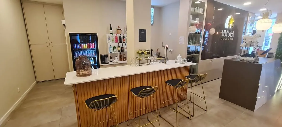 Balcão de bar em madeira com banco alto