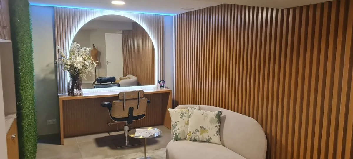 Receção com painel ripado e espelho retroiluminado