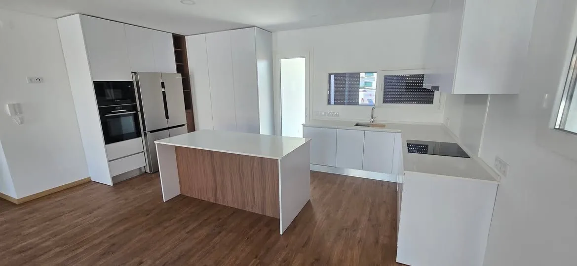 Cozinha branca com ilha central