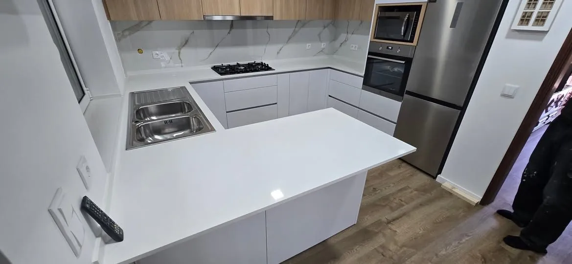 Cozinha com ilha e zona de refeições