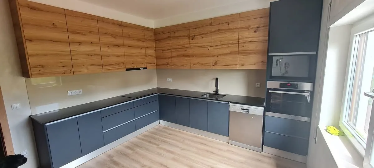 Cozinha em carvalho e lacado azul-escuro