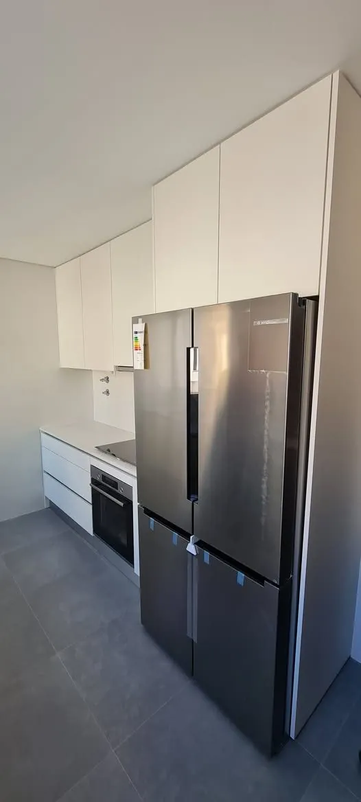 Coluna de cozinha com frigorífico americano encastrado