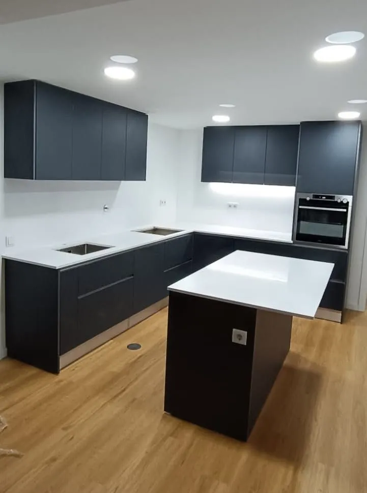Cozinha lacada em azul-escuro com ilha branca