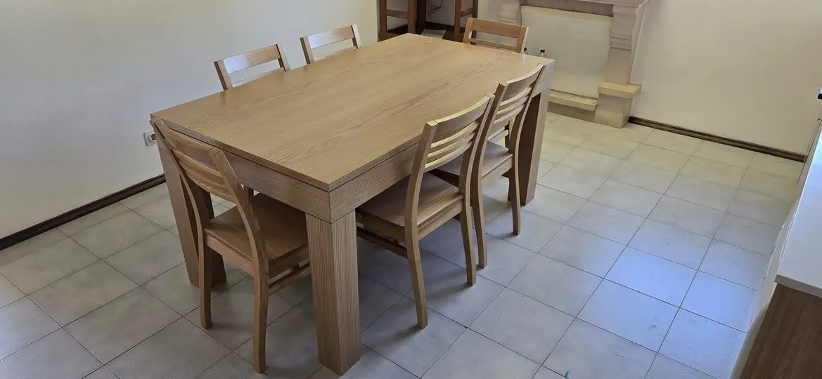 Mesa de jantar em madeira maciça