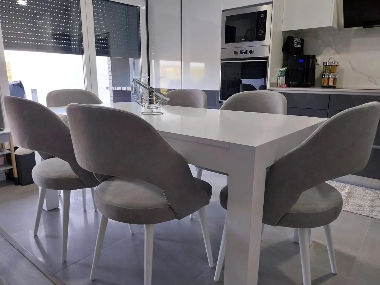 Sala com mesa de jantar e sofá