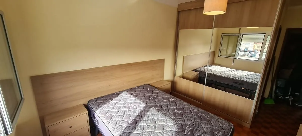 Quarto com cama e mesas de cabeceira por medida