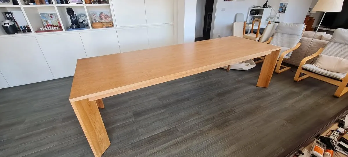 Mesa de jantar em carvalho maciço acabada, na sala do cliente