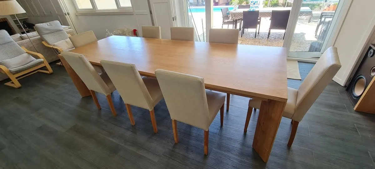 Mesa de jantar comprida em carvalho maciço com cadeiras estofadas