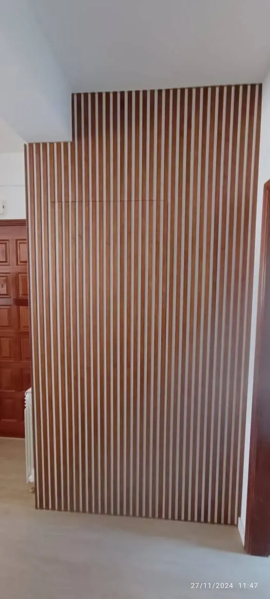 Painel ripado em madeira na entrada de uma casa