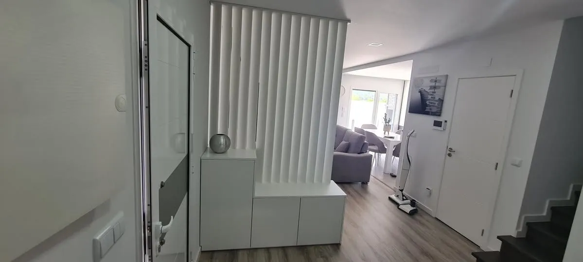 Painel de televisão em ripado de madeira com móvel suspenso