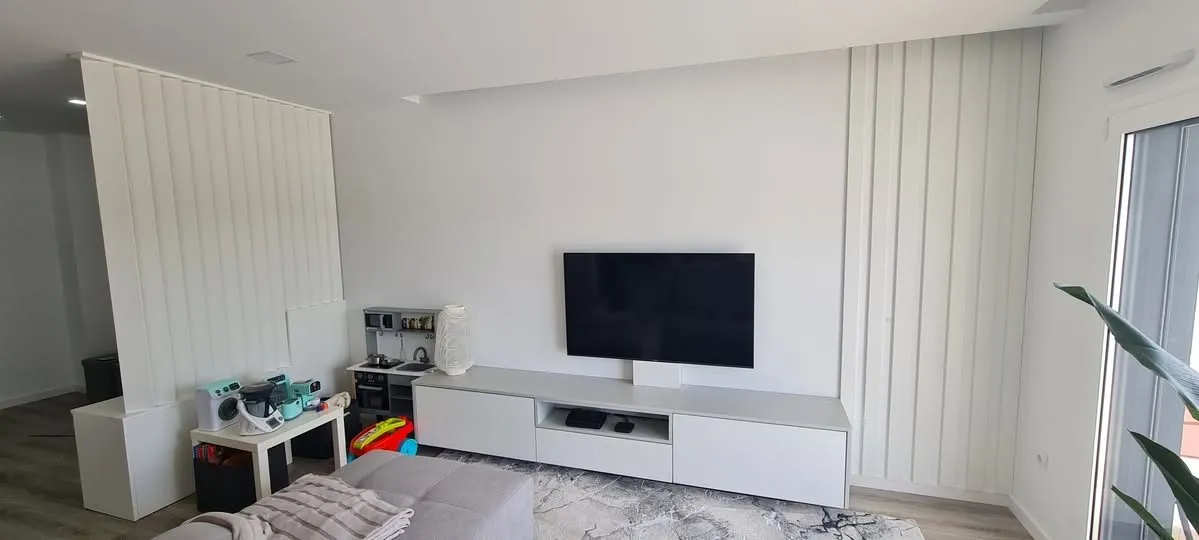 Parede de TV em ripado com móvel baixo suspenso