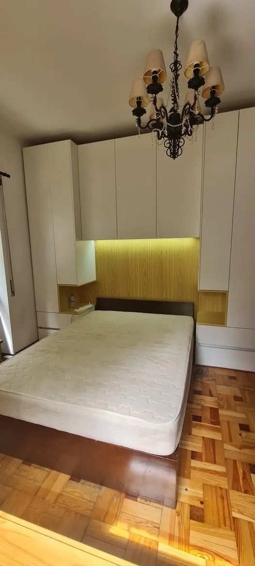 Quarto com roupeiro lacado e cabeceira com iluminação embutida