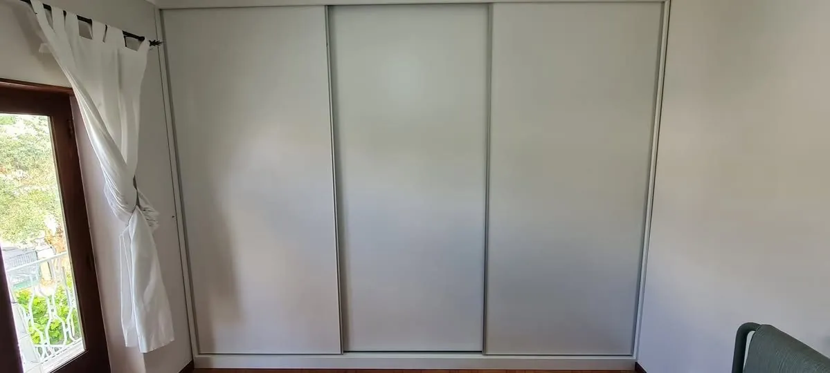 Roupeiros de parede a parede no quarto