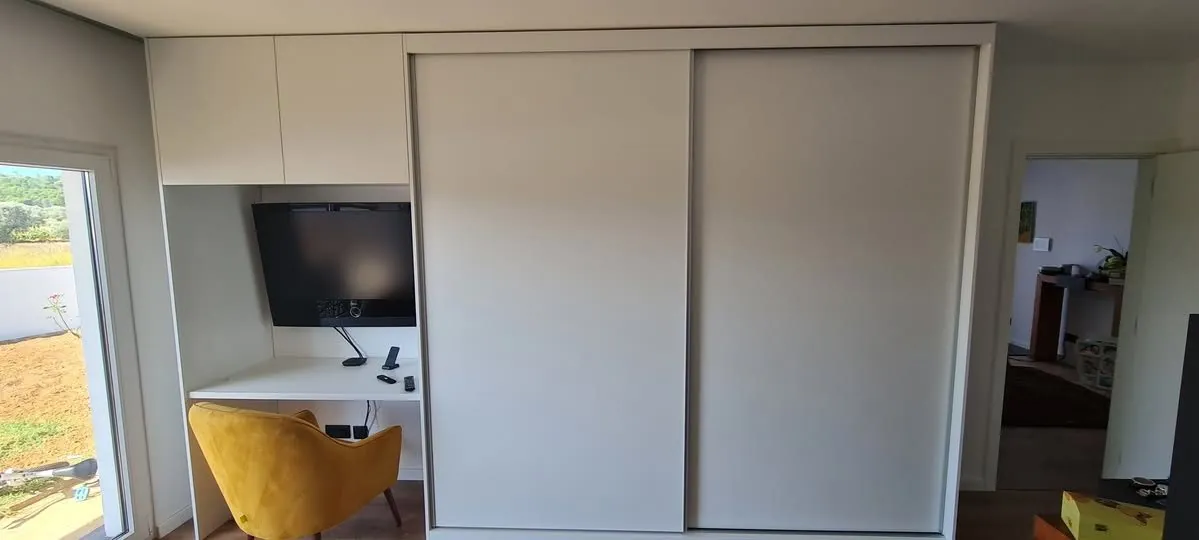 Roupeiro de portas de correr na sala